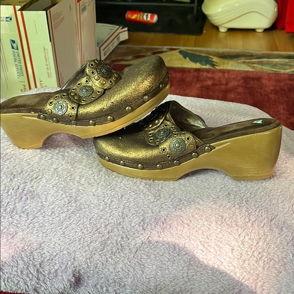 Bronze Studded White Mountain Mules & Clogs - Picture 4 of 7